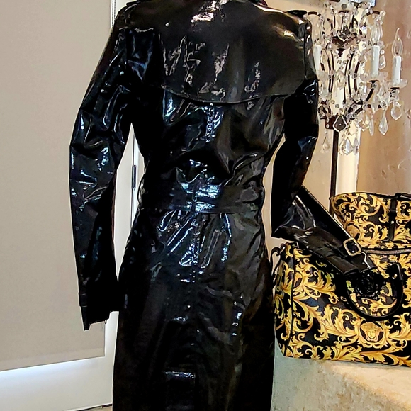 Burberry Prorsum Black Vinyl Patent Trench Coat with Gold Buttons. Size US 2 - Picture 5 of 16